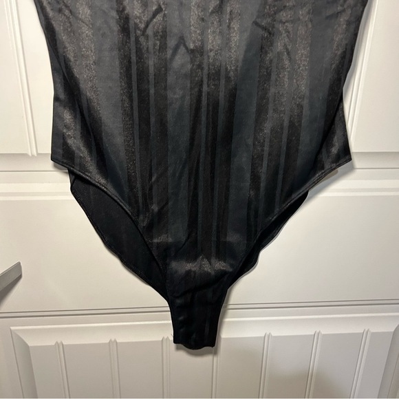 NWT Adidas Black & White Stripe Short Sleeve Bodysuit Size Medium - Picture 5 of 12